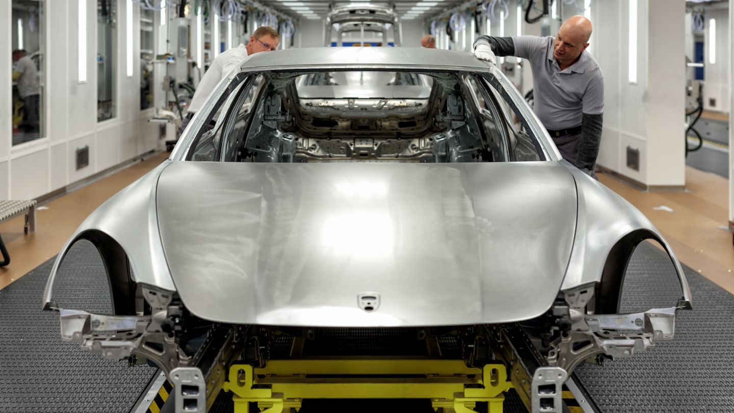 Oberflächenfinish im Karosseriebau MSB, Leipzig, 2016, Porsche AG