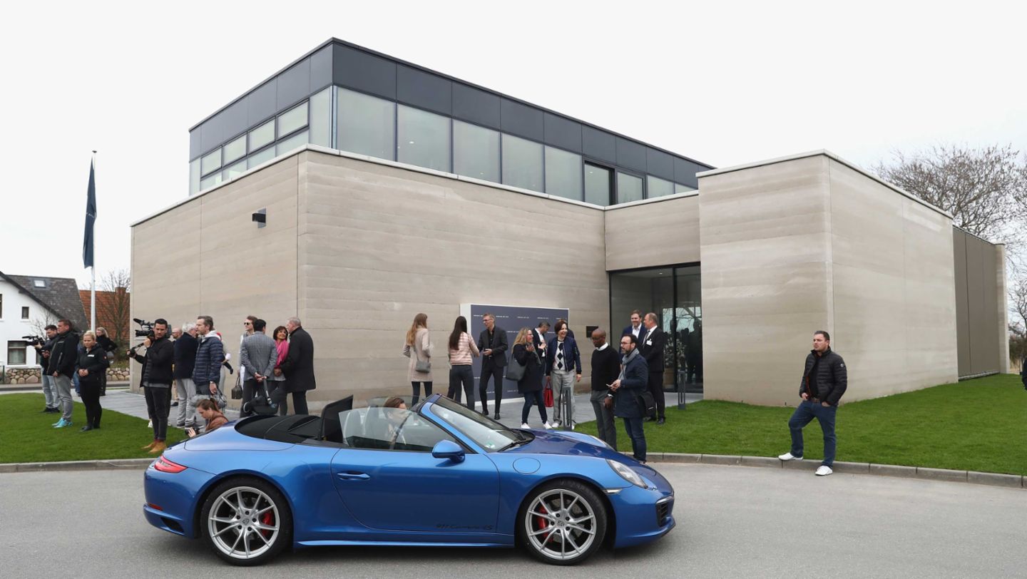 Porsche Sylt exterior view, 911 Carrera 4S, Grand Opening of Porsche on Sylt, Sylt, Germany, 2017, Porsche AG