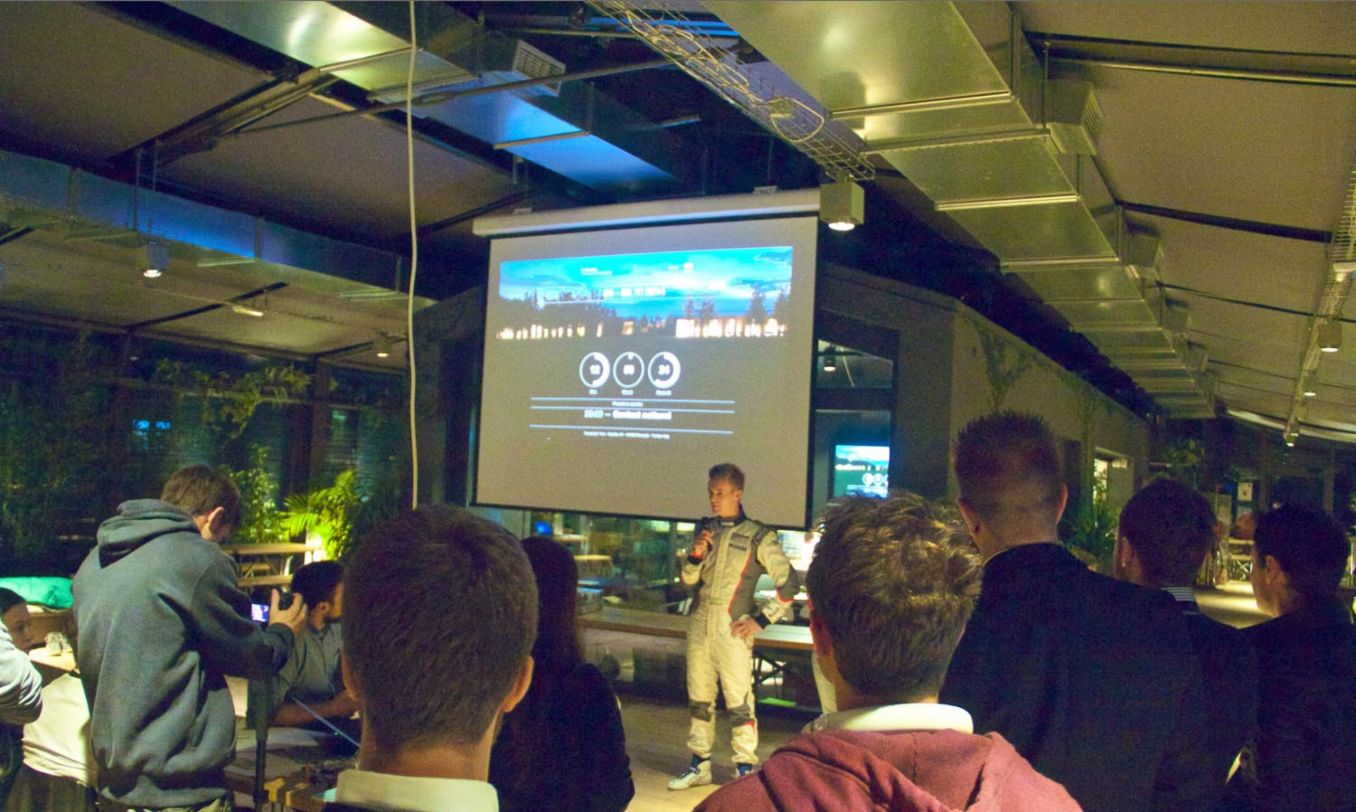 Matteo Cairoli incontra i ragazzi impegnati nella maratona creativa