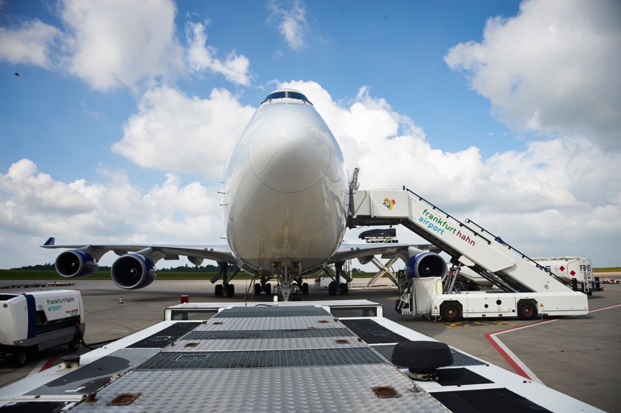 Porsche Team, LMP1, air cargo loading, Frankfurt-Hahn airport, 11.09.2014