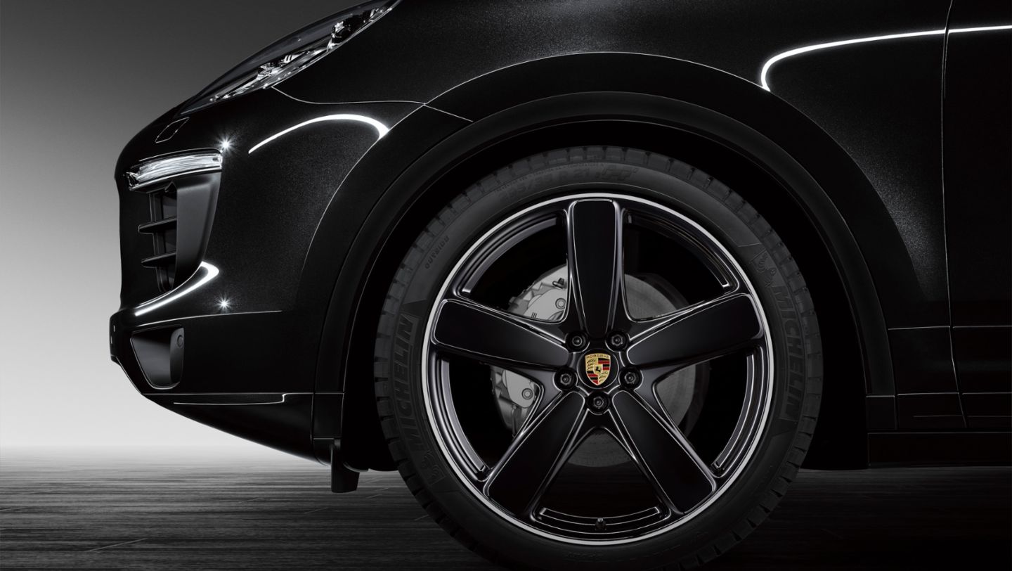 Porsche Cayenne Sport Classic wheel painted in black high-gloss and wheel arch extenders