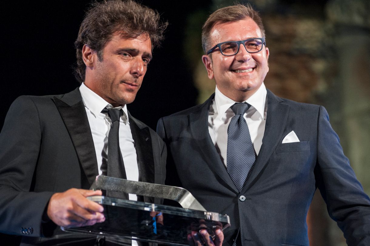 Adriano Giannini con Alessio Morini, Direttore Post-Vendita di Porsche Italia, alla consegna del premio
