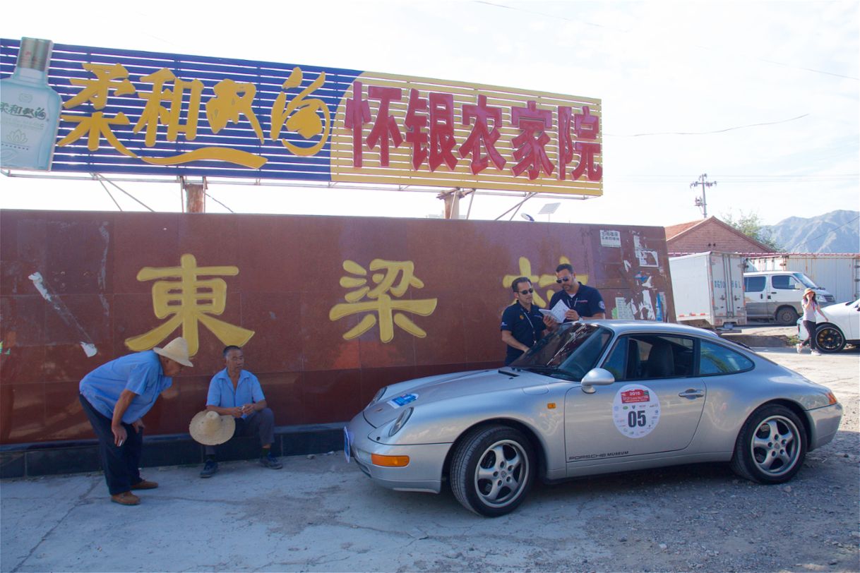 The Carrera 993 from 1998 from the Porsche Museum in the streets of China