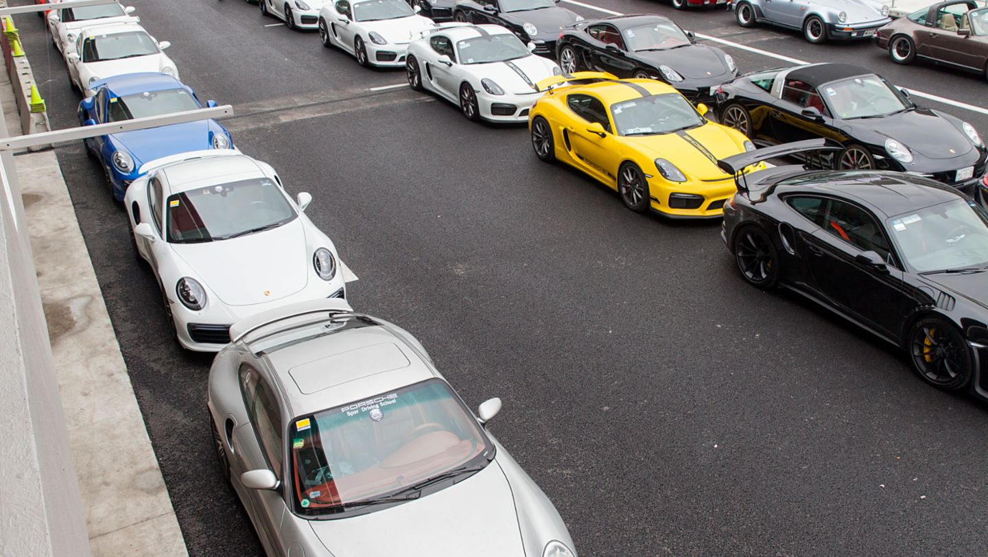 Porsches a punto de entrar a pista