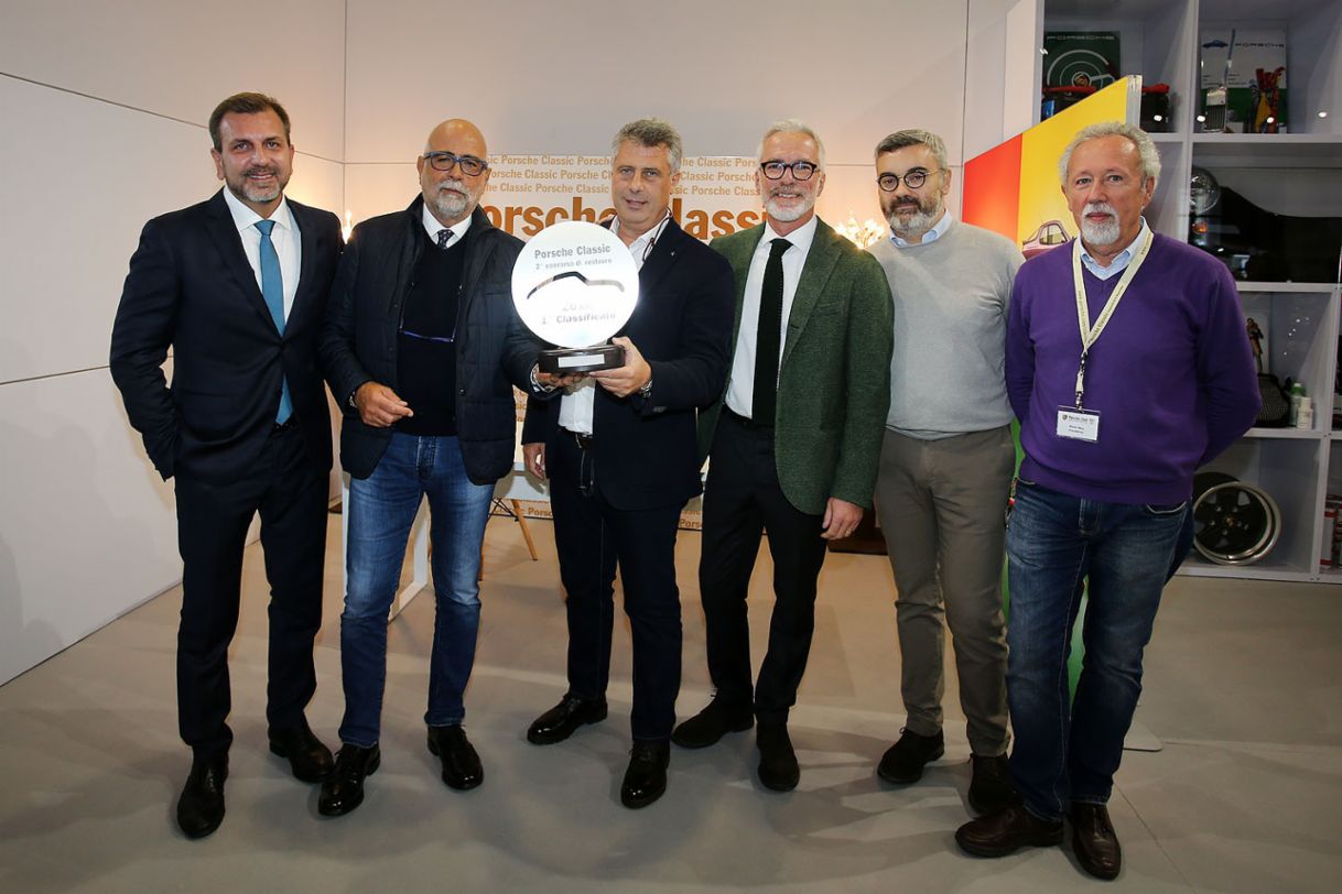 La Giuria con i primi ex aequo, da sinistra: Alessio Morini (Direttore After Sales Porsche Italia), Luigi Giordano (Partner Classic Roma), Rosario Palazzo (Partner Classic Catania), Pietro Innocenti (Direttore Generale di Porsche Italia), Andrea Gruppach e Mario Nicu
