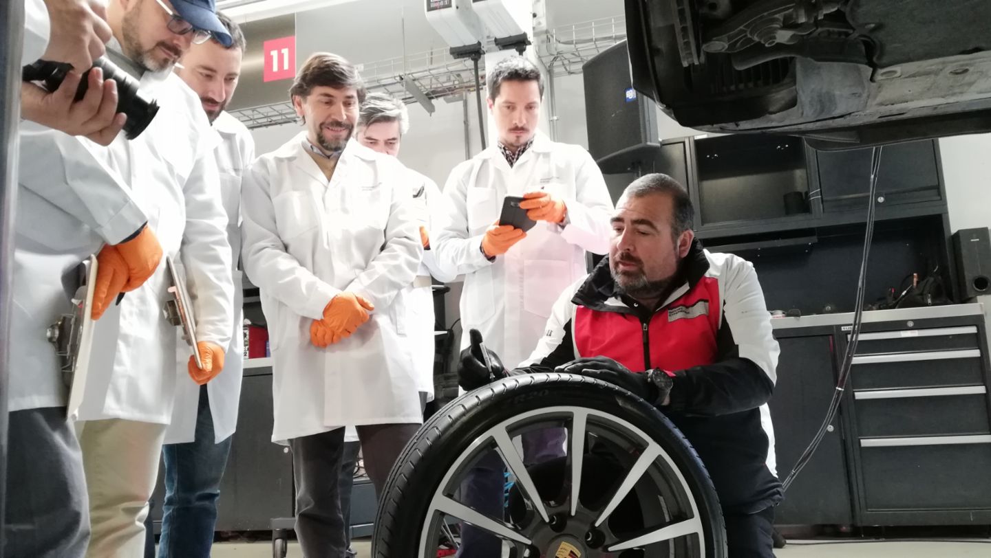 Francisco Carvajal le muestra a un grupo de periodistas el proceso de inspección.