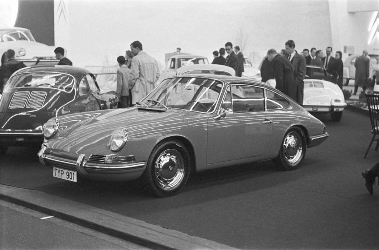 Dopo la prima presenza al Salone dell’automobile di Ginevra seguono molti altri debutti Porsche, come ad esempio nel 1964: la «vecchia» e la «nuova» Porsche fianco a fianco al Salone dell’auto di Ginevra nel marzo del 1964. Il modello successore della 256 porta ancora la denominazione 901 – solo con l’inizio delle vendite alla fine del 1964 la vettura a sei cilindri avrebbe ricevuto il nome 911