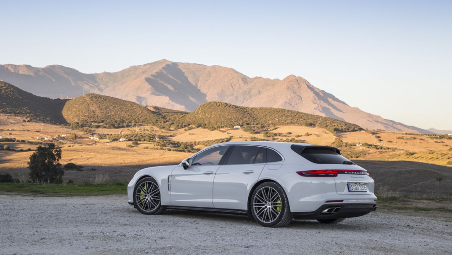 El deportivo de cuatro puertas cuenta con llantas de 21 pulgadas