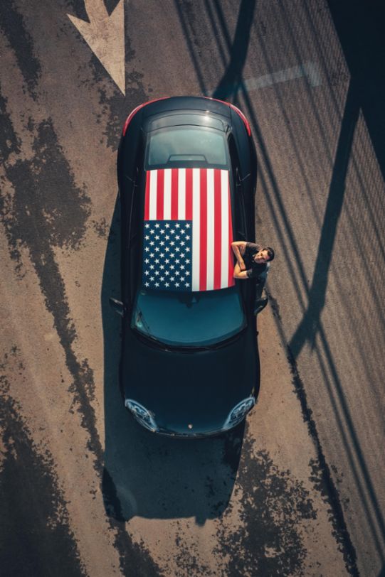 La Taycan ha affrontato gli hot lap a New York con una livrea a stelle & strisce per la tappa finale del Triple Demo Run