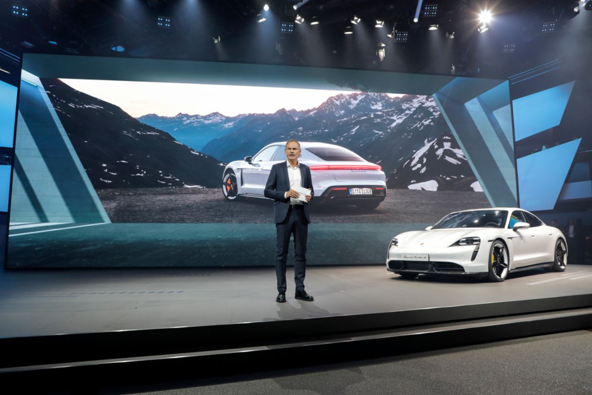 IAA 2019: Oliver Blume, Presidente del Consiglio di Amministrazione di Porsche AG, presenta la nuova Taycan