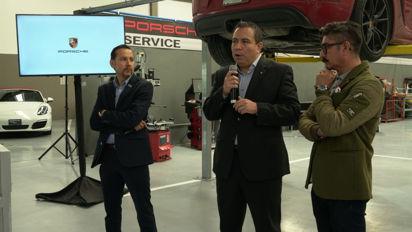 De izq. a der. Miguel Navarro, Gerente Regional de Ventas, Édgar Rondero, Director Nacional de Ventas y Hermilo Nájera Gerente de  RRPP.