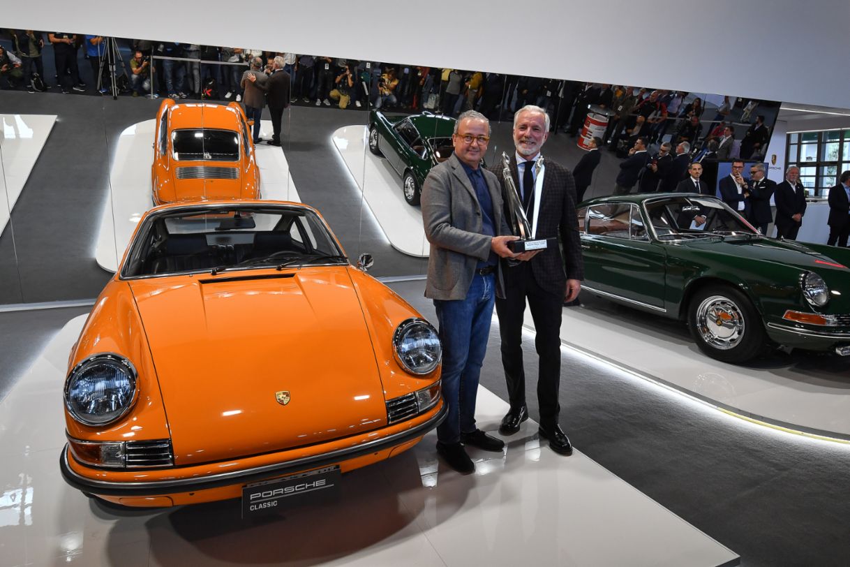 L'Amministratore Delegato di Porsche Italia, Pietro Innocenti, consegna il primo premio a Paolo Verardini del Centro Assistenza Porsche Padova Est