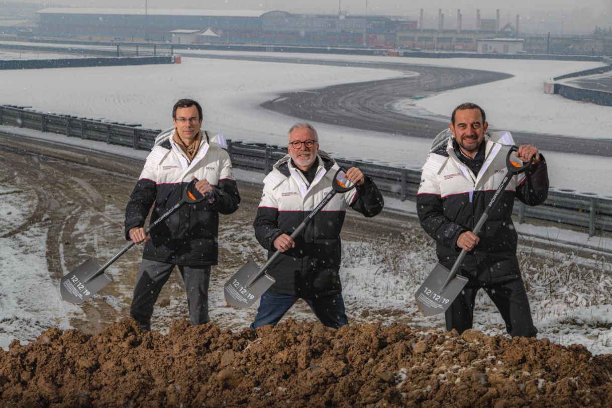 Iniziano i lavori del Porsche Experience Center Franciacorta. Da sinistra a destra: Andreas Marin, Project Manager PEC Franciacorta; Pietro Innocenti, Amministratore Delegato di Porsche Italia e Antonio Gioli, titolare GBPA Architects