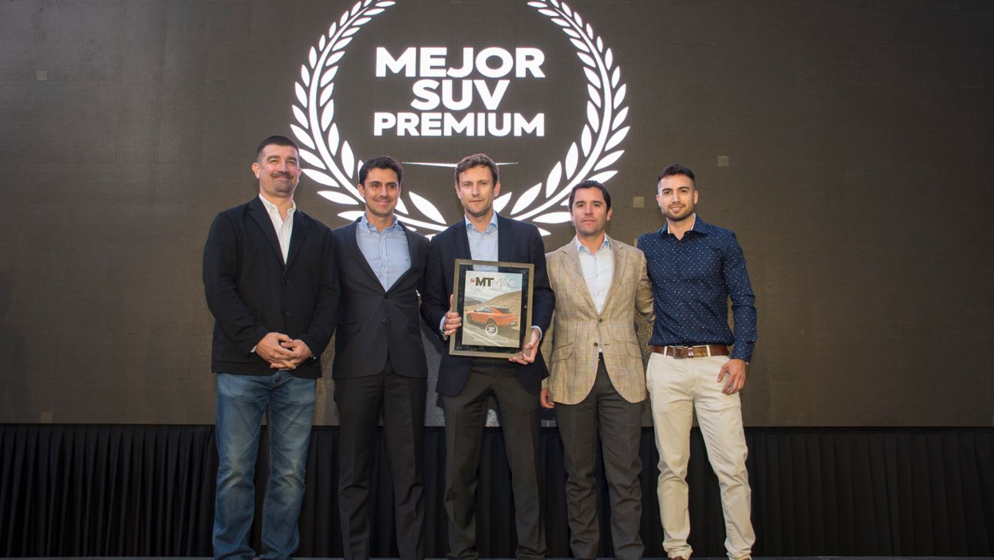 Equipo de Porsche en Chile recibe reconocimiento al Cayenne Coupé como Mejor SUV Premium