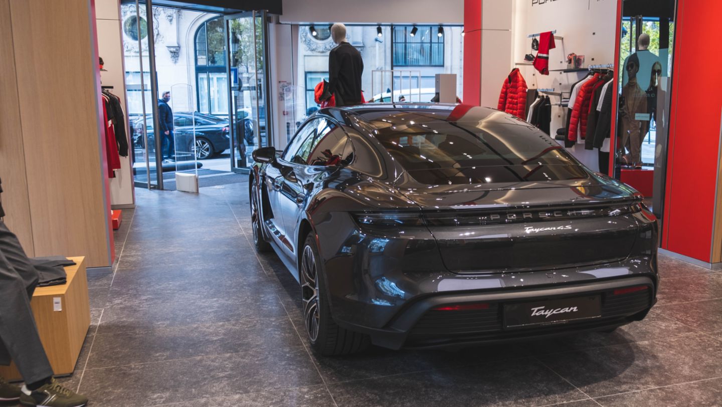 Taycan exposé dans la Boutique BOSS des Champs Elysées