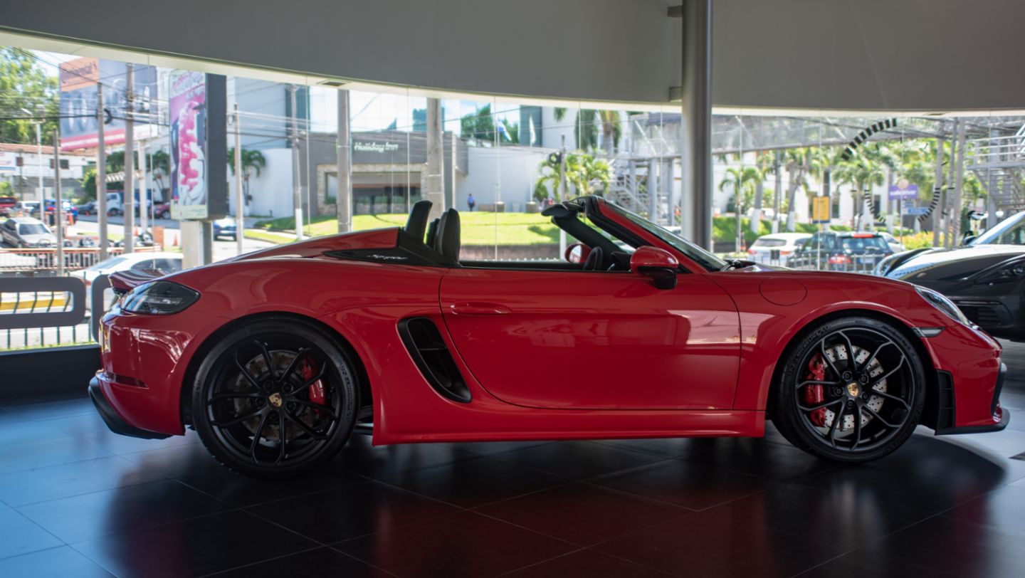Ya está en El Salvador el nuevo Porsche 718 Spyder