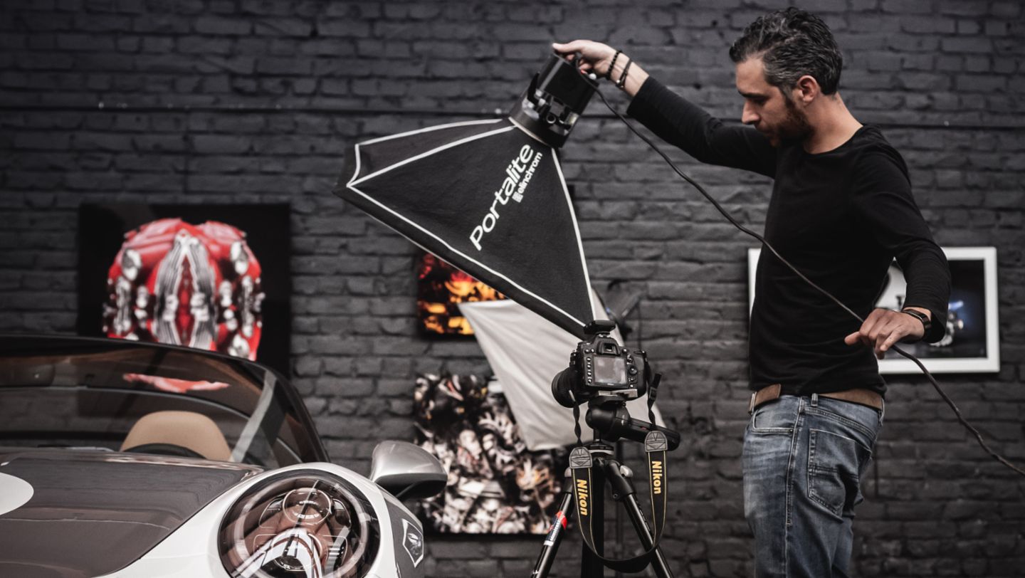 Du modèle à l’œuvre : Pas moins de 500 photos sont nécessaires. Elles sont triées, découpées, retouchées et assemblées pour devenir une œuvre.