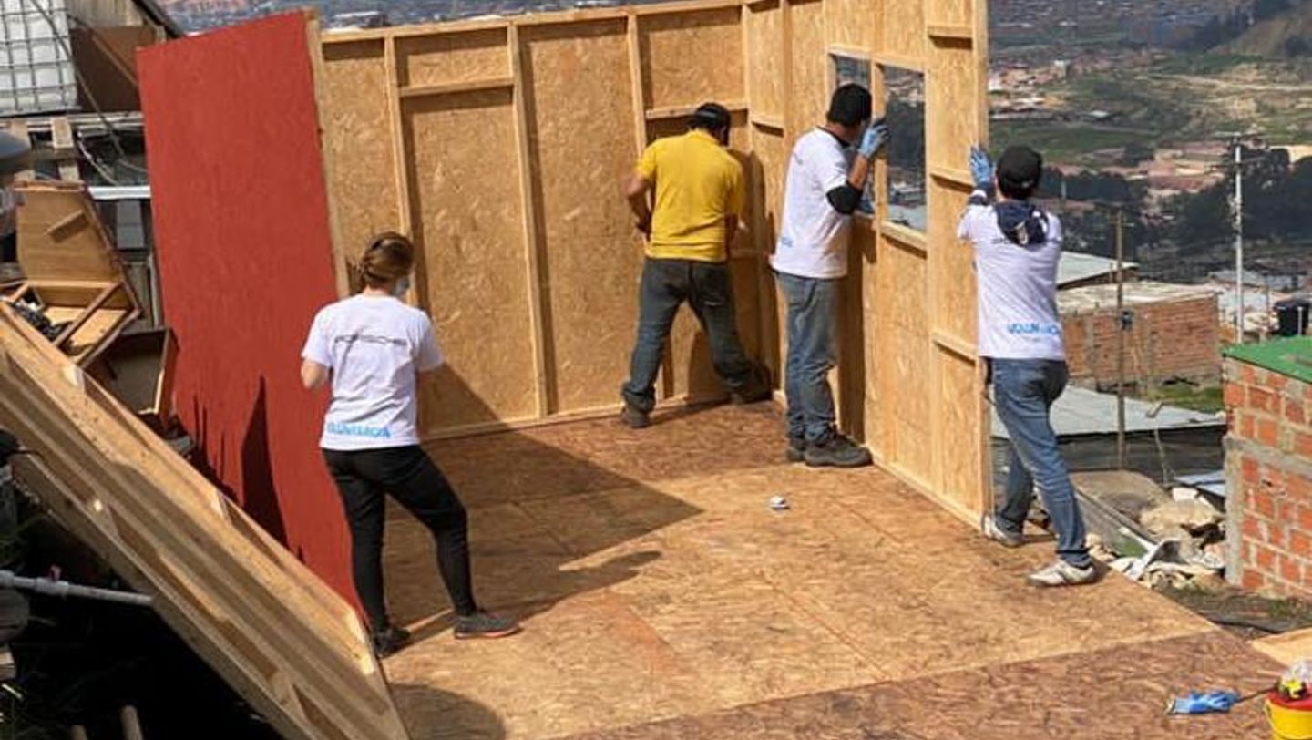 Porsche y Autoelite fortalece su alianza con TECHO en Colombia