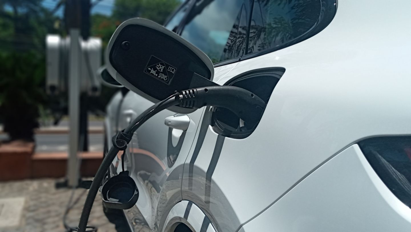 Diesa instala cargadores eléctricos Porsche en puntos estratégicos