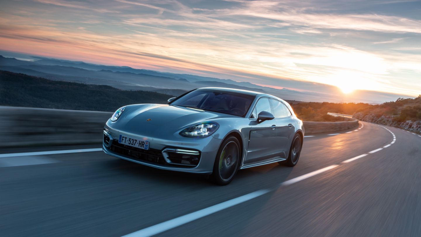 La motorisation 4S E-Hybrid (560 ch) a été introduite à l'occasion du lancement de la nouvelle Panamera en 2020.