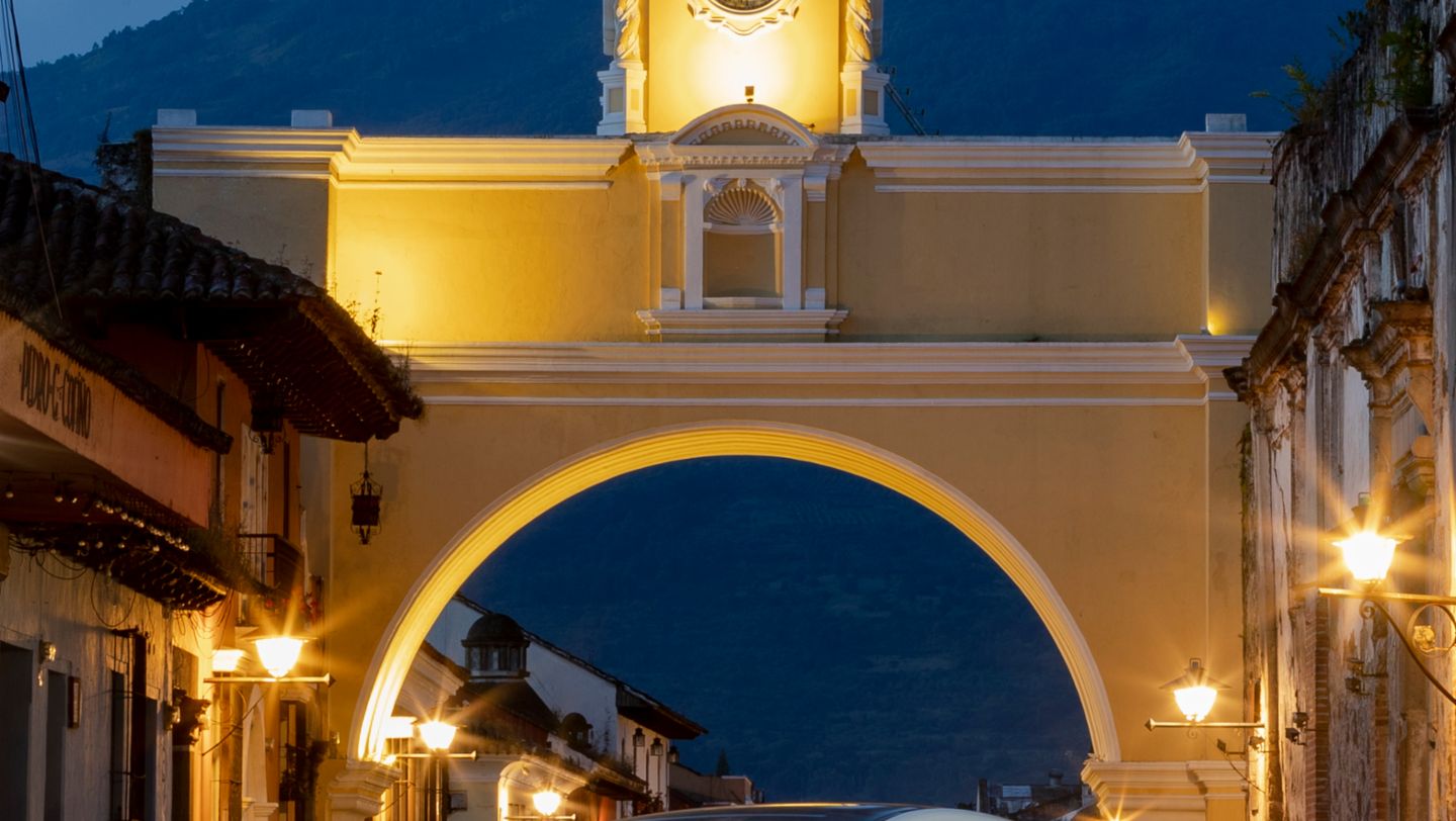Porsche Taycan Turbo en el Arco Santa Catalina, Antigua (Guatemala)