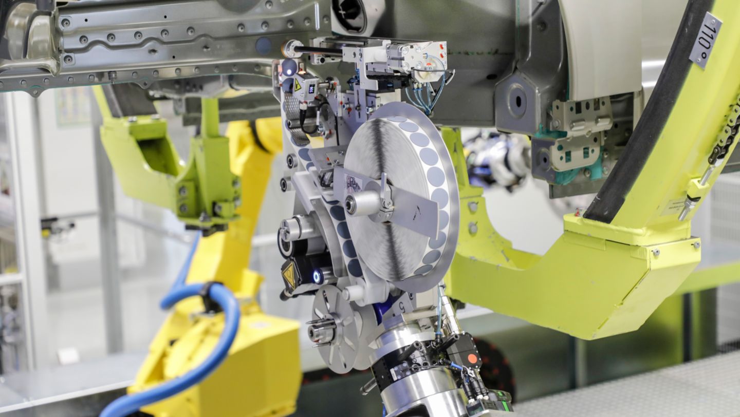 The robot places more than 100 sealing patches automatically on the car body