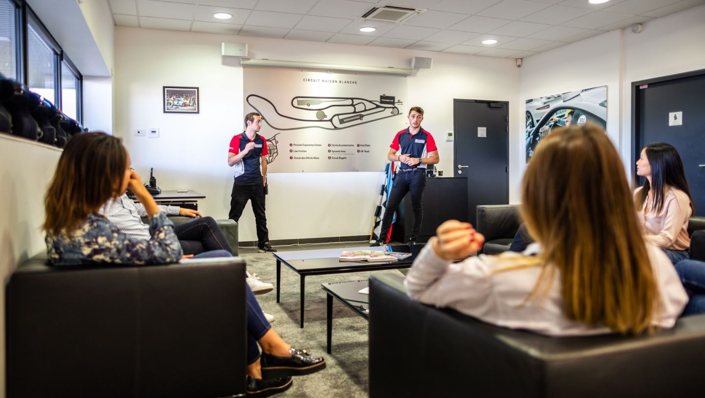 Au programme, des ateliers sur circuit et conseils individuels, suivis de séries de roulage réalisées dans des conditions optimales.