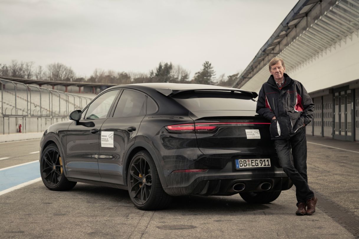 Walter Röhrl a Hockenheim con il prototipo ancora mimetizzato del nuovo modello Cayenne