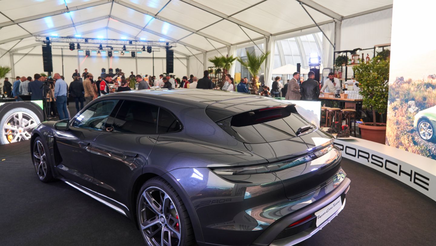 Porsche aduce în țară cea mai versatilă mașină sport electrică : Taycan Cross Turismo, în curând pe străzile din România