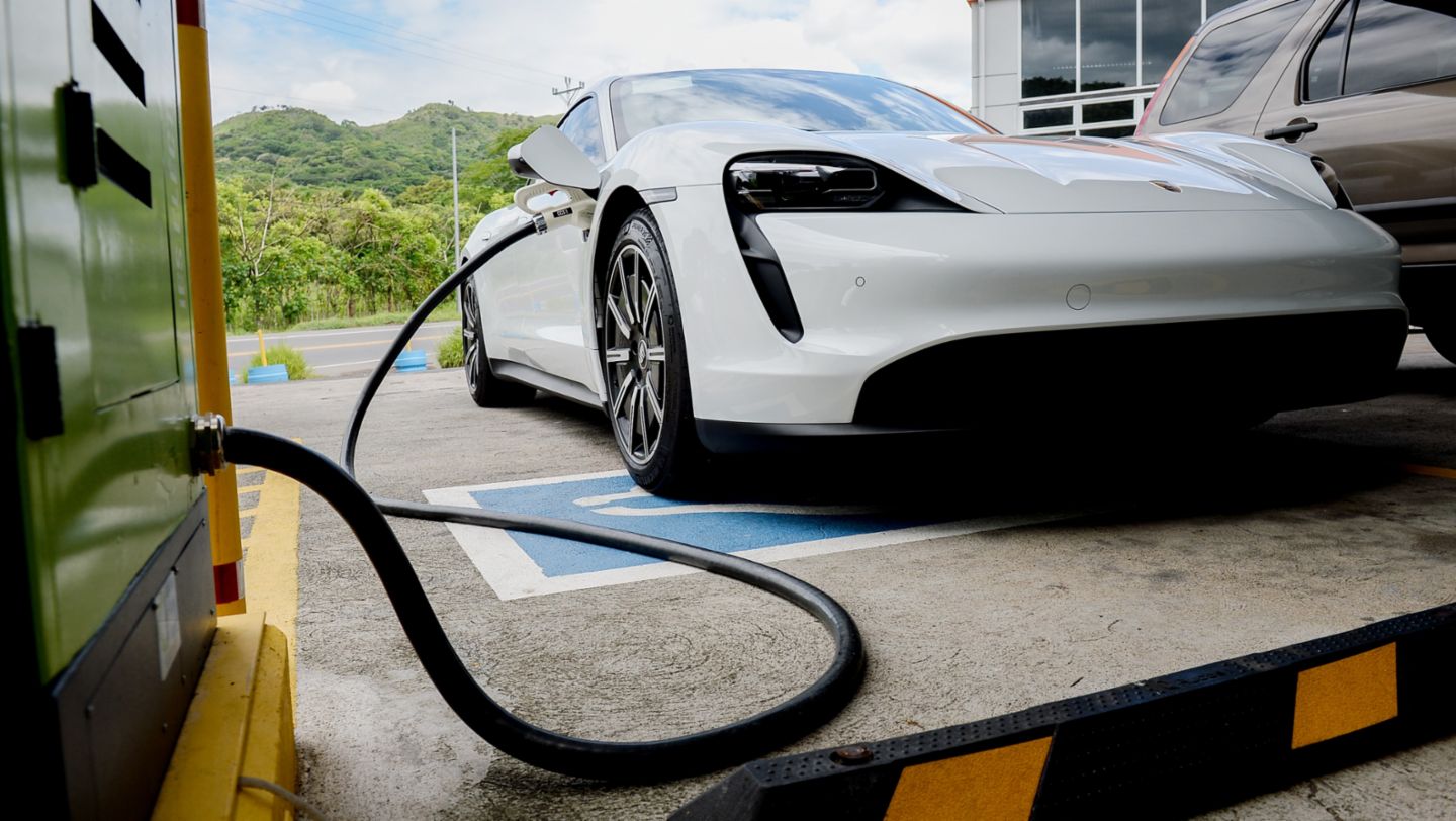 El Porsche Taycan visita puntos de carga rápida en Costa Rica