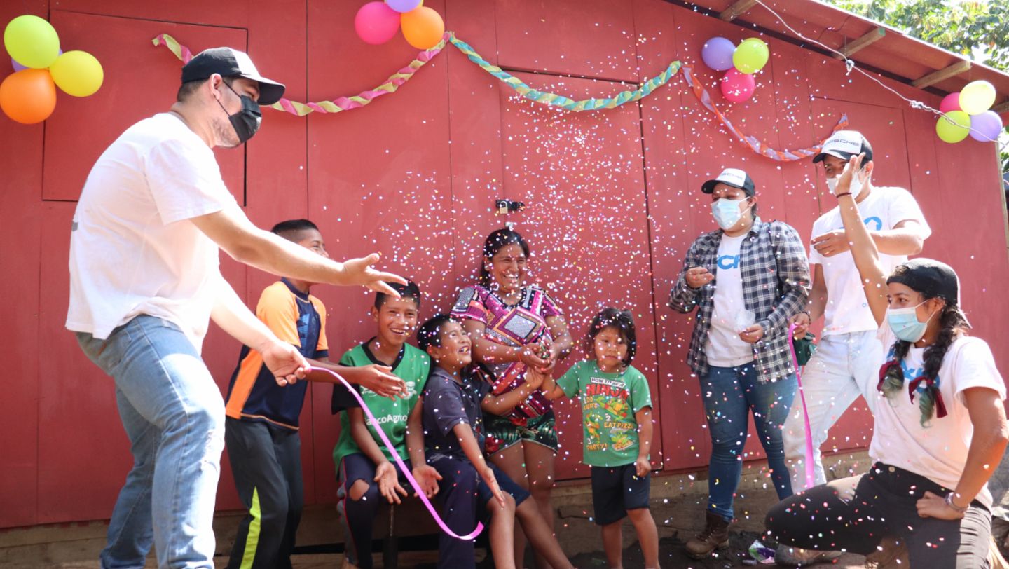 Celebración de entrega de vivienda