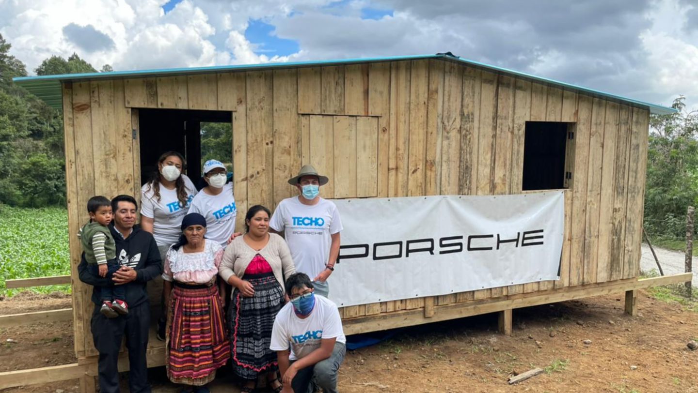 Porsche, TECHO y Grupo Los Tres se unen para donar casas transicionales.