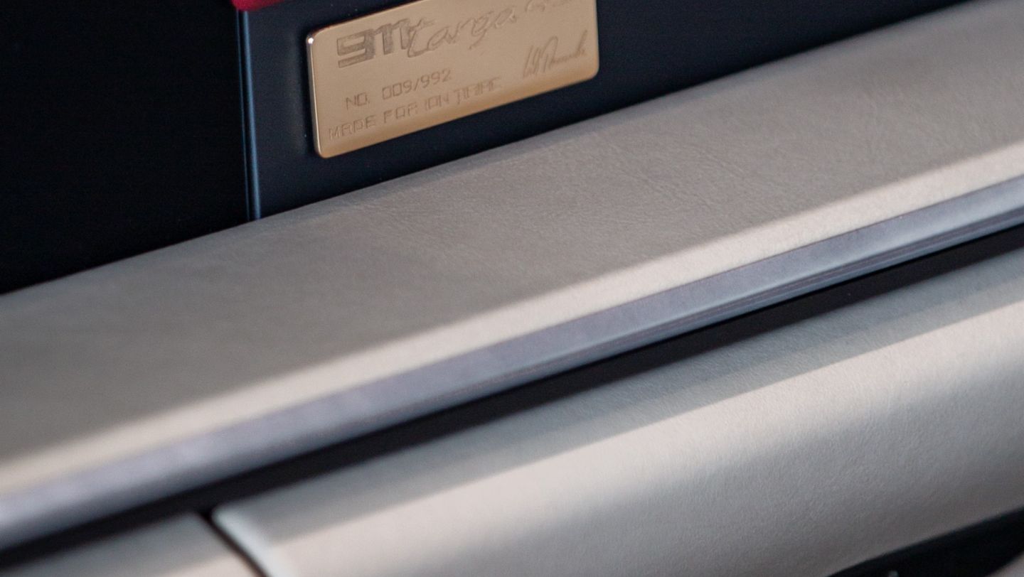 Unul dintre cele numai 992 de exemplare exclusiviste ajunge la București: 911 Targa 4S Heritage Design, un omagiu adus tradiției Porsche, de acum parte a Țiriac Collection