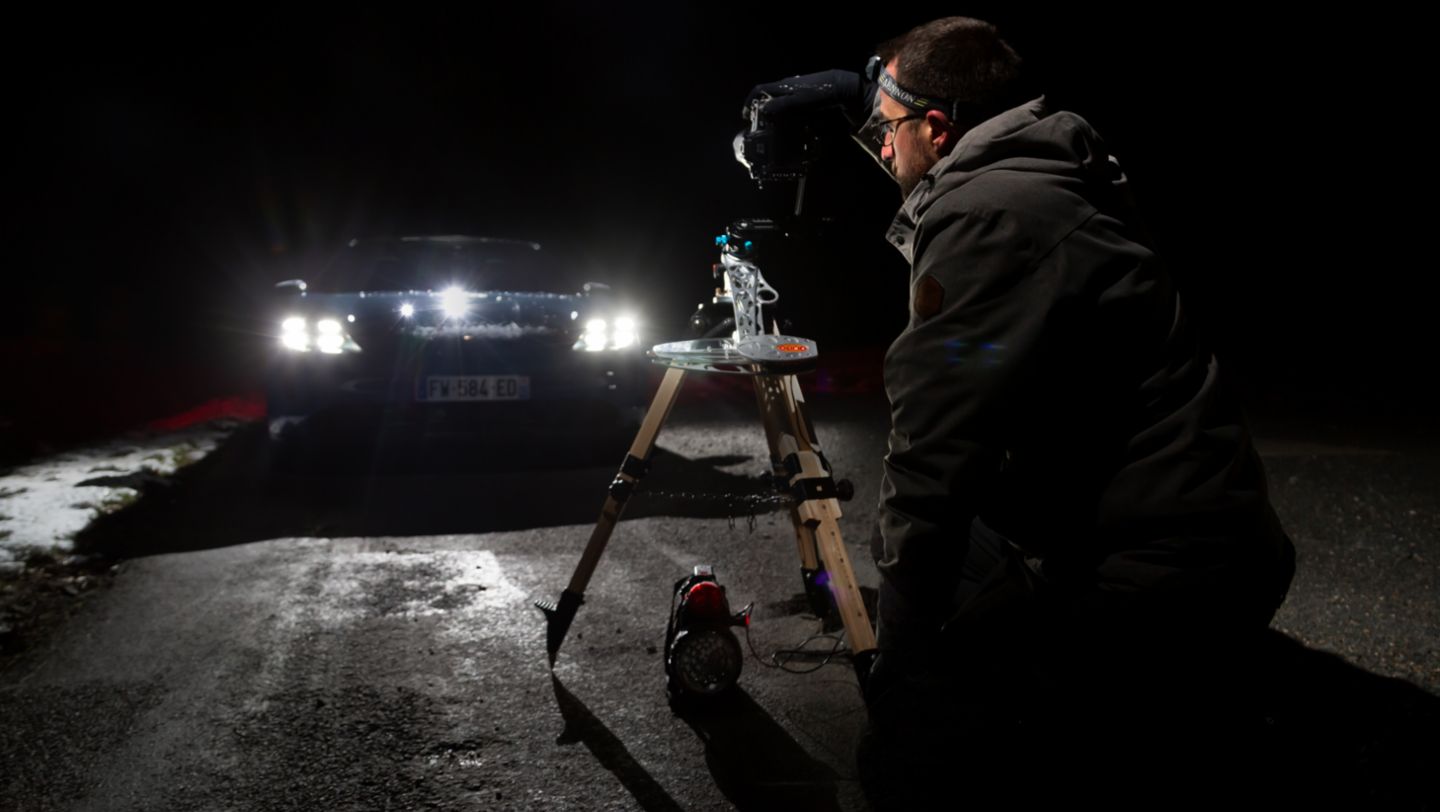 Clair-obscur : le défi de l’astrophotographe est de faire ressortir les lumières au cœur de la nuit, créant un paysage nocturne, dialogue entre la terre, le ciel et le Taycan.