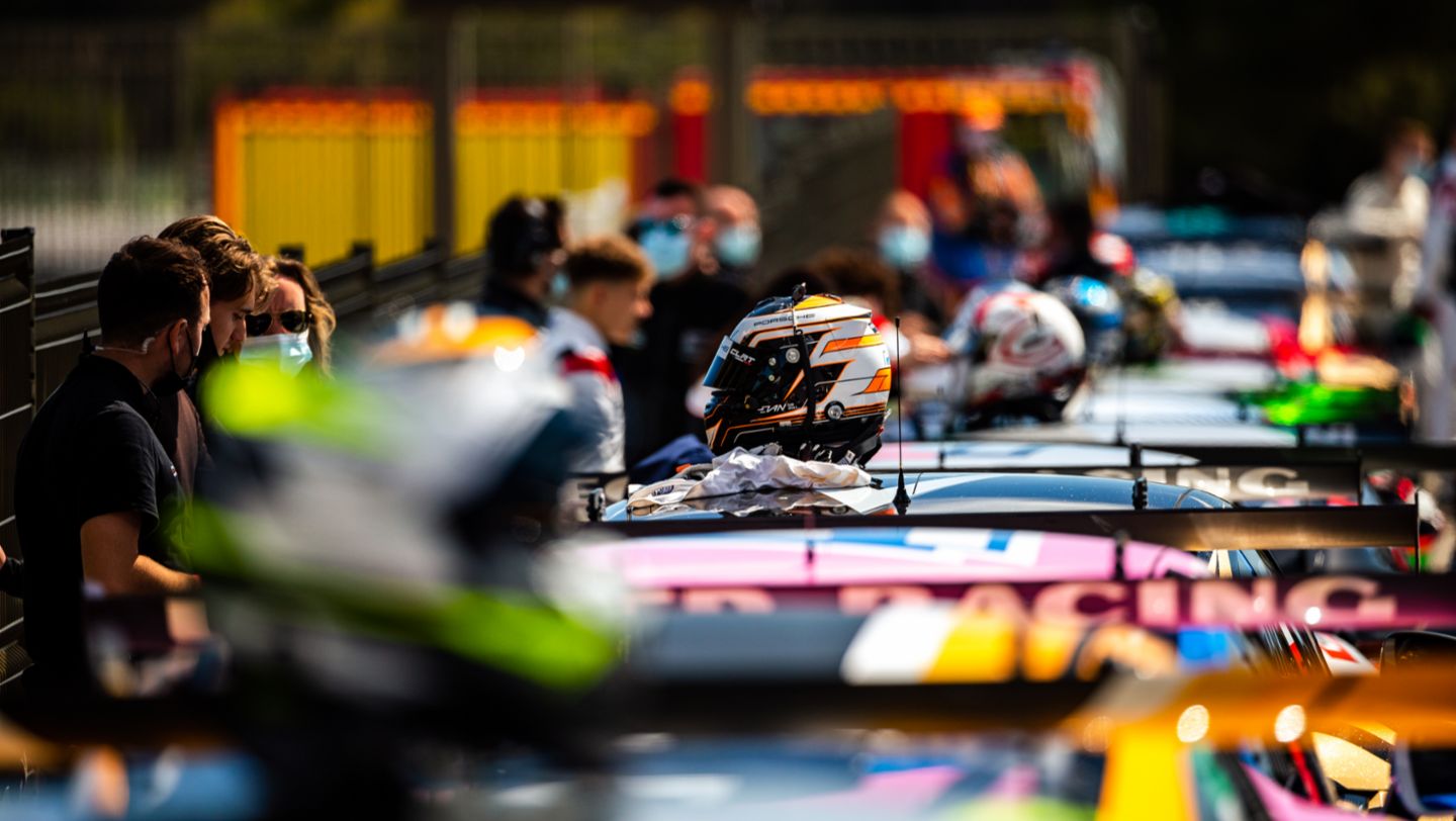 En pré-grille : Non seulement la saison 2021 rassemble un nombre record de participants (28 pilotes et 12 teams) mais elle marque aussi l’arrivée de la 992 GT3 Cup.