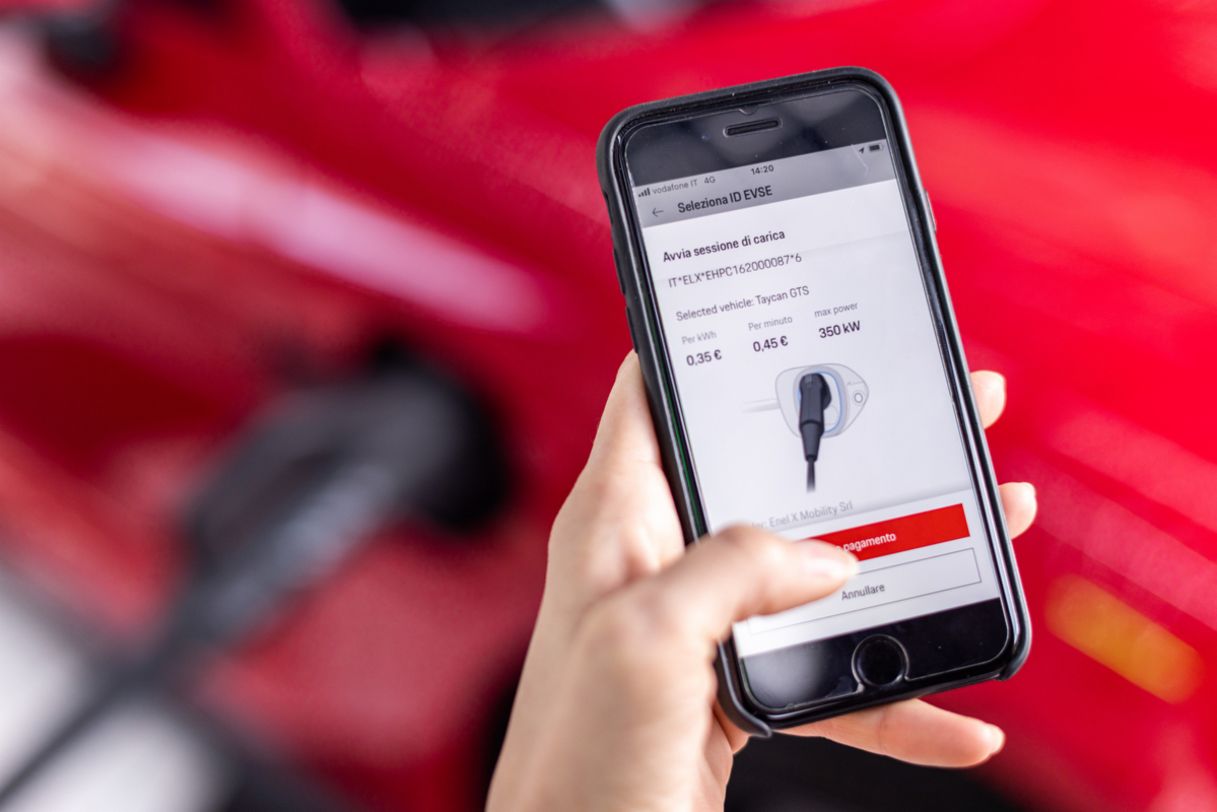 I clienti Porsche che hanno attivato il Porsche Charging Service possono ricaricare la propria vettura attraverso la nuova app My Porsche, disponibile per sistema operativo iOS e Android