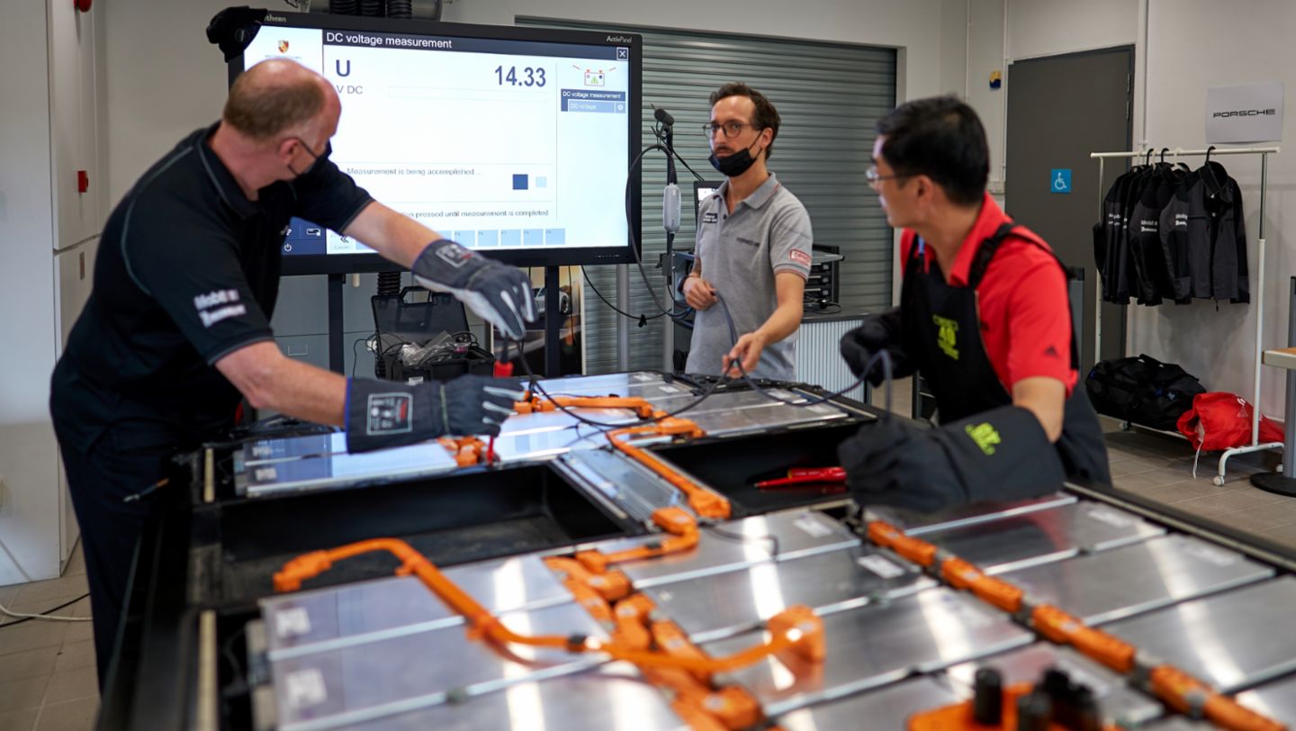 Experto en alta tensión de Porsche Latin America se capacita en Singapur.