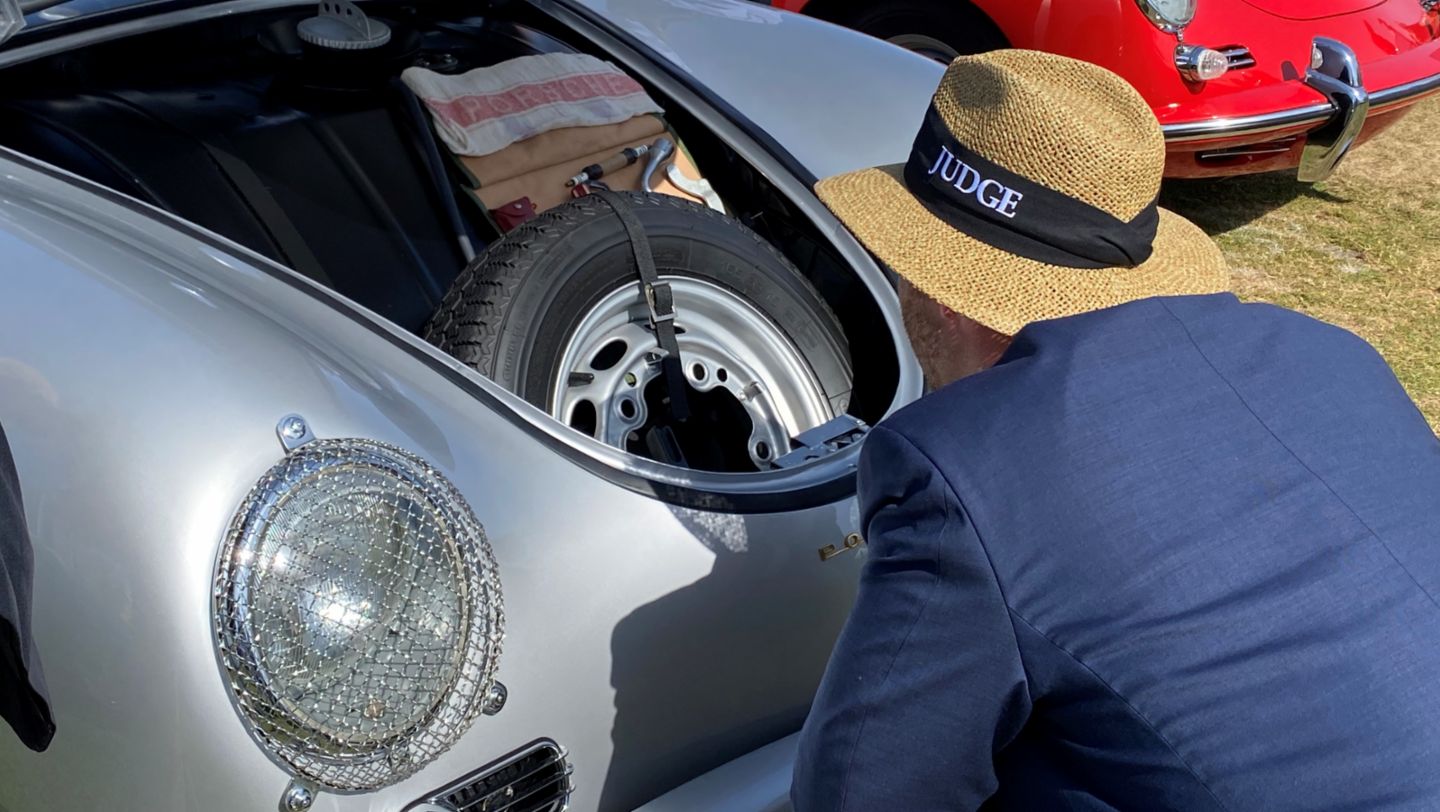 Uno de los jueces del Concours d’Elegance de La Jolla evalúa el Porsche 356 Speedster Carrera GT de 1958.