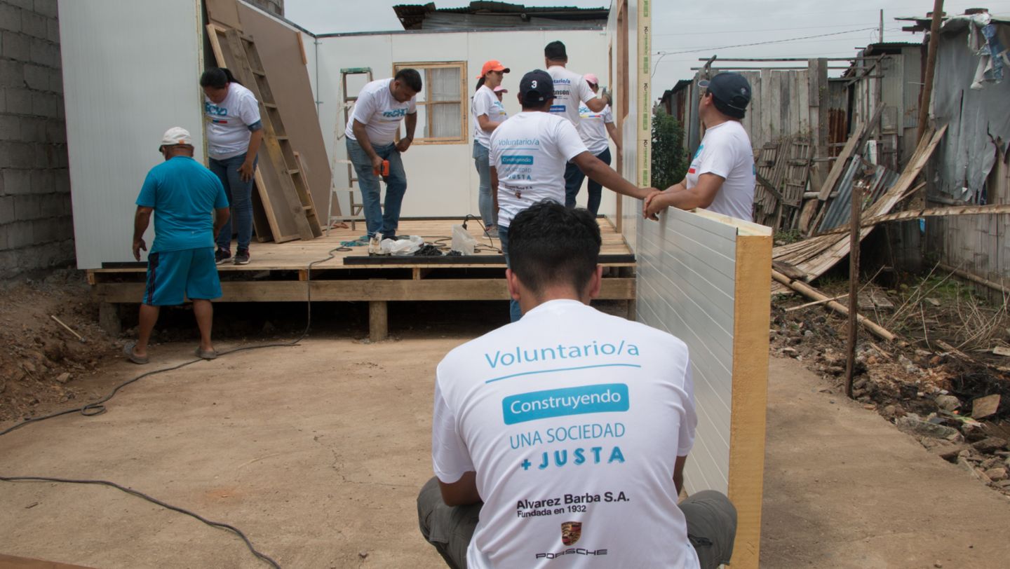 Porsche continúa con la construcción y donación de una nueva vivienda en Ecuador en alianza con TECHO.
