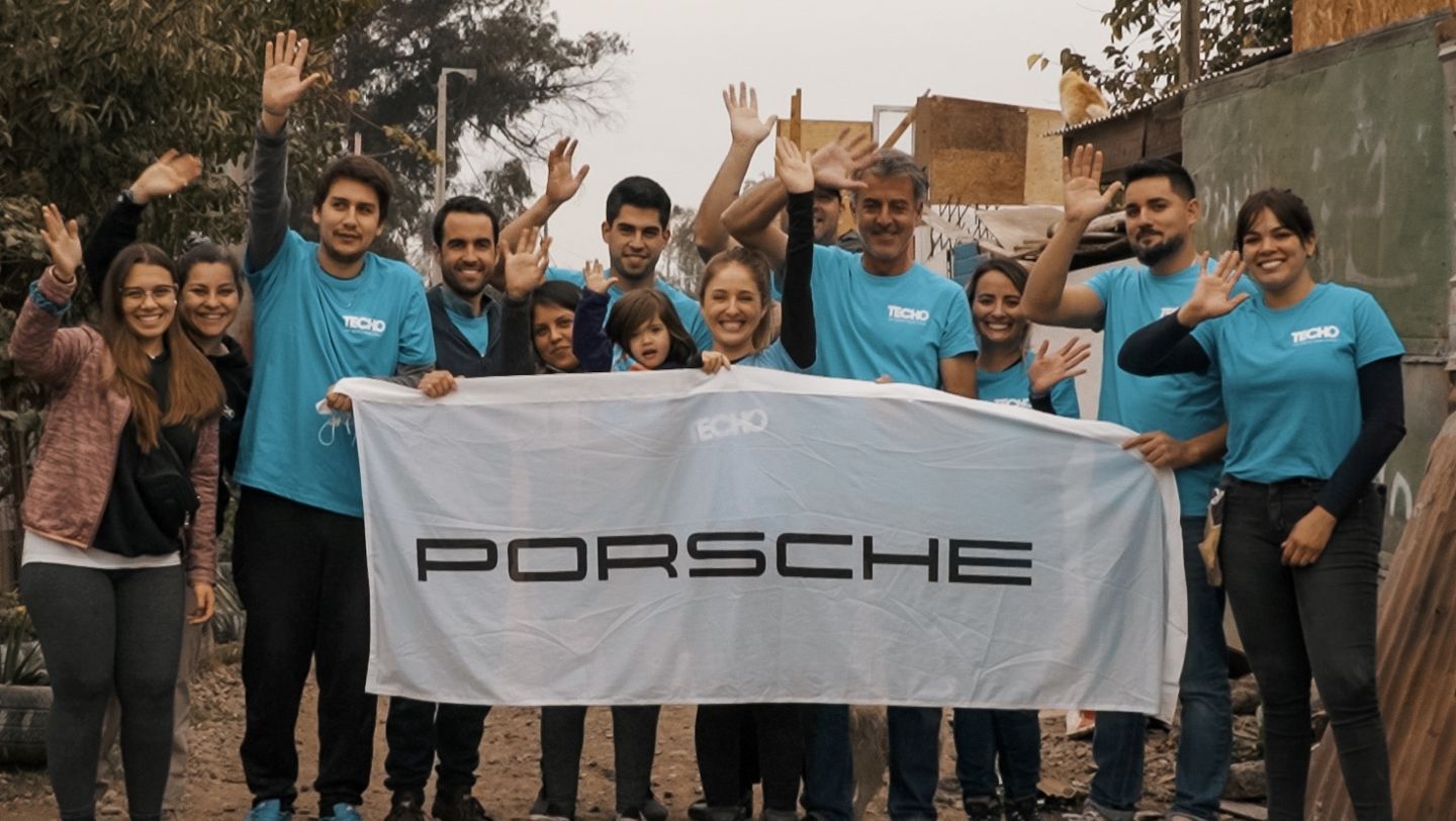 Porsche continúa apoyando la construcción de viviendas transitorias en Chile