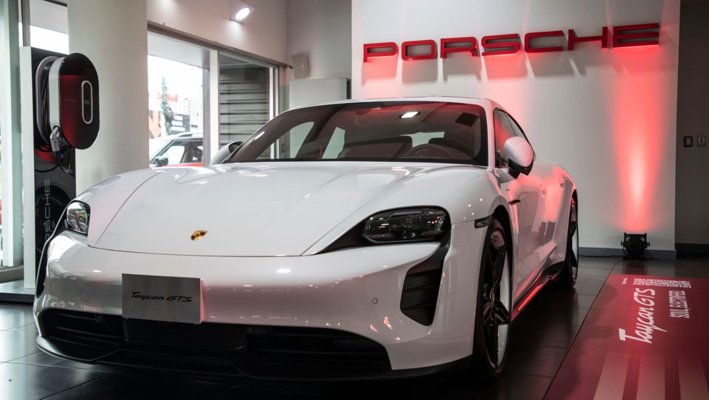 Porsche Taycan GTS.