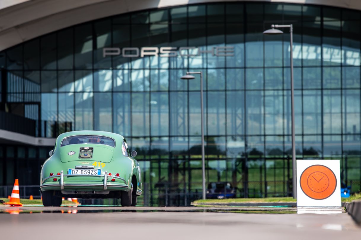 Il Porsche Experience Center Franciacorta ha ospitato alla vigilia della 1000 Miglia 2022 una selezione di vetture iscritte alla corsa e prodotte dal 1928 al 1957, tra cui una Porsche 356 coupé 1600.