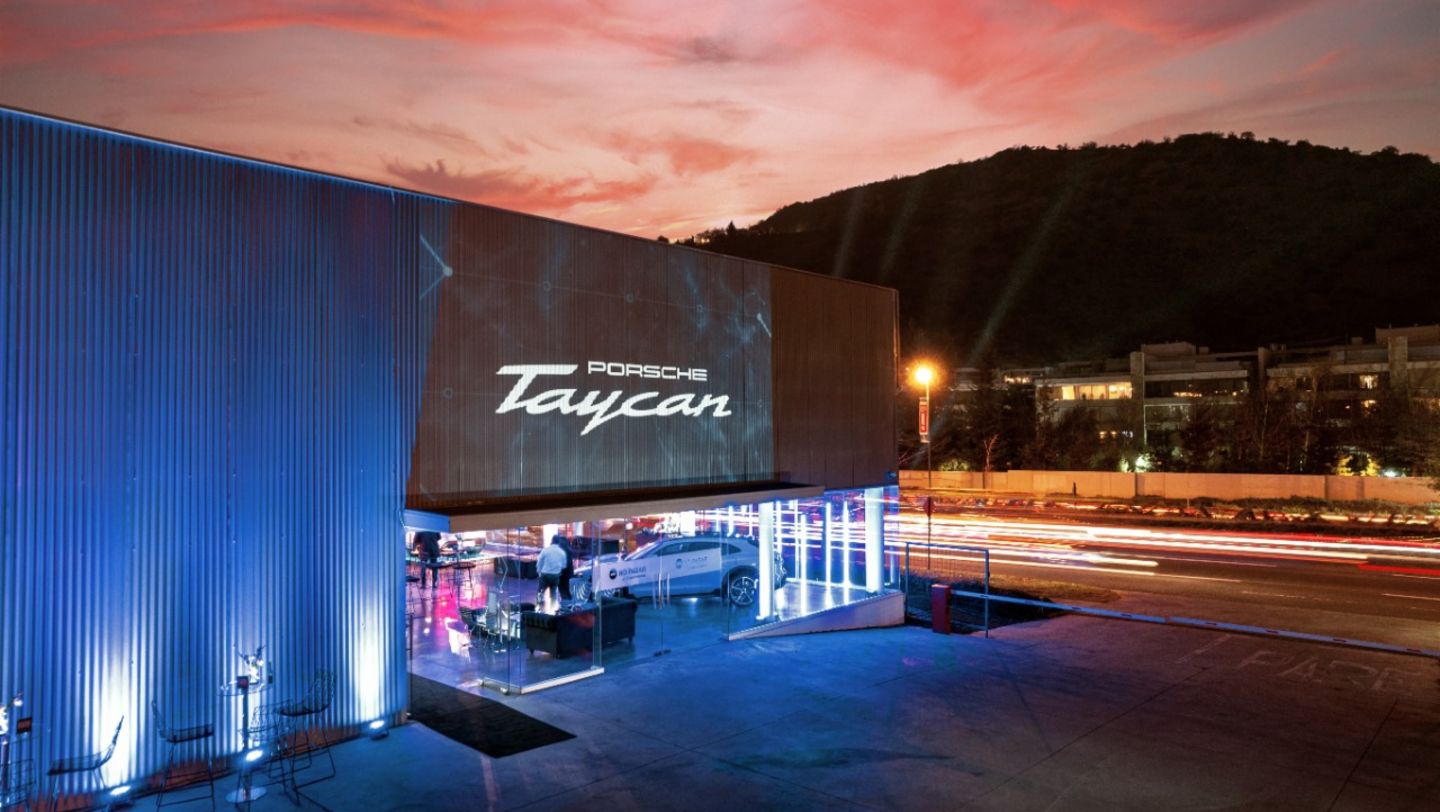 Porsche Center Santiago se vistió de luces para recibir al nuevo Taycan Cross Turismo.