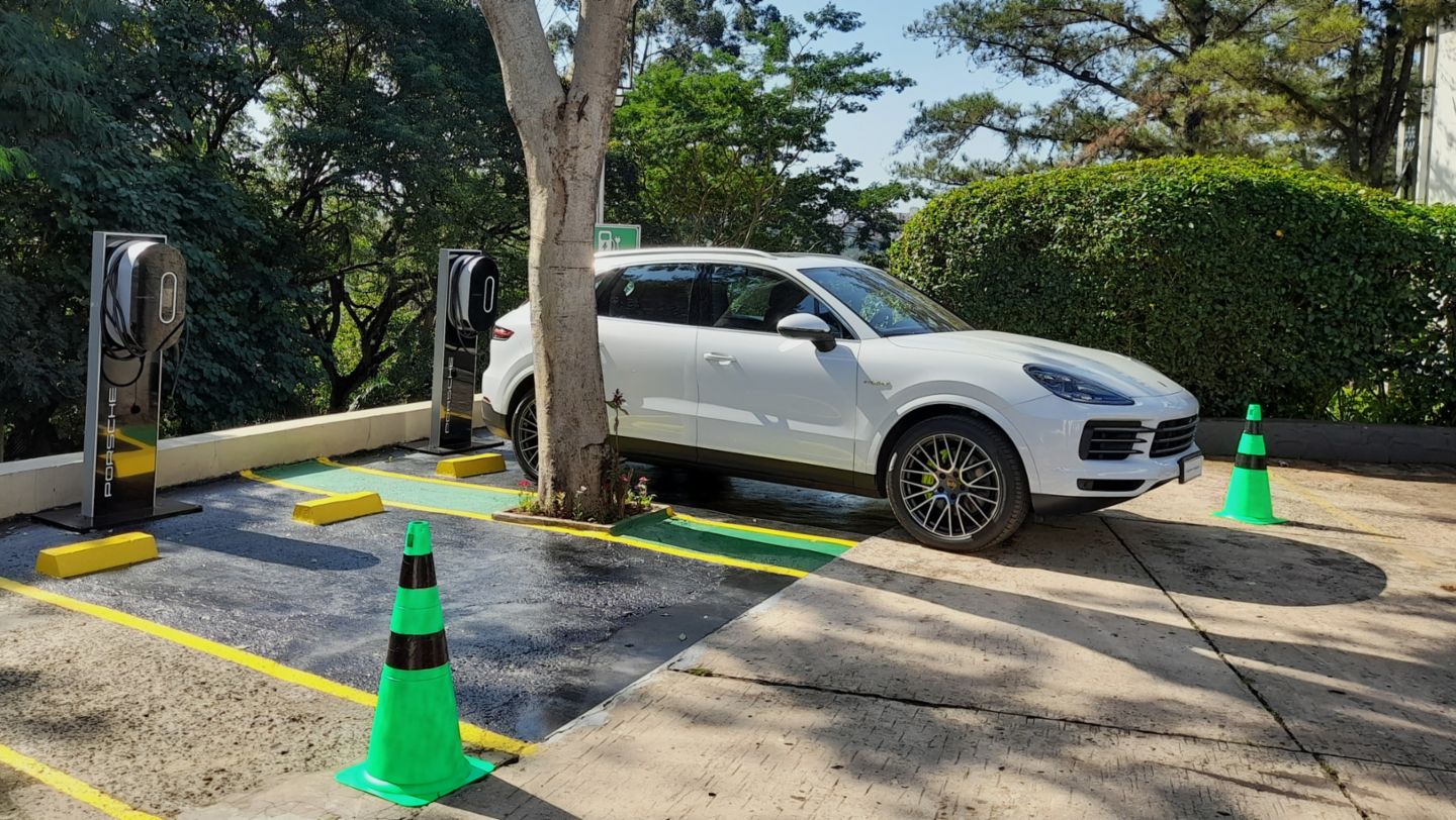 Porsche inaugura nuevos puntos de carga en el Este del país
