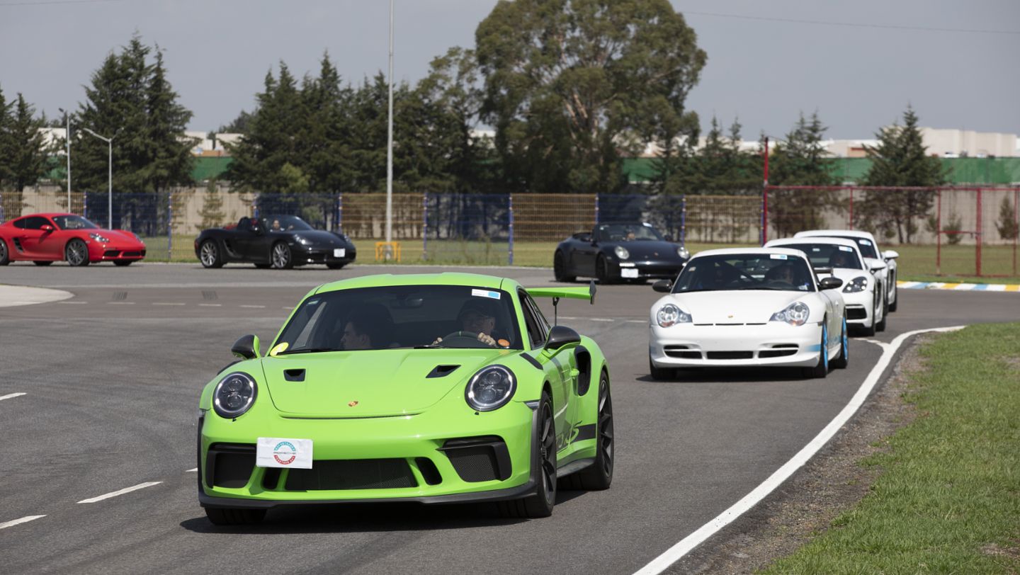 Reúne Porsche más de 130 autos deportivos en Toluca