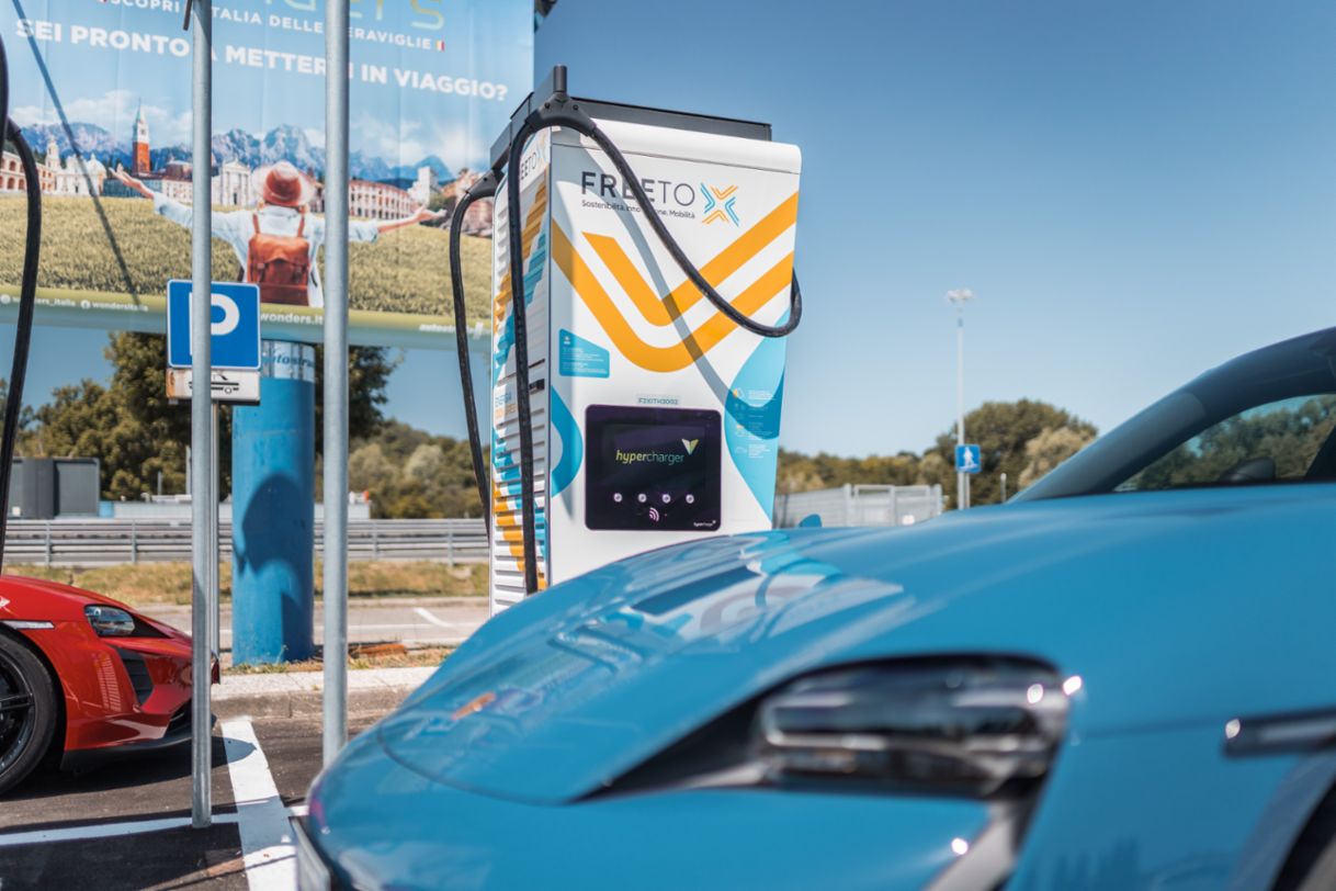 Porsche amplia l’offerta di soluzioni di ricarica per i viaggi di lunga percorrenza grazie all'accordo con Free To X.