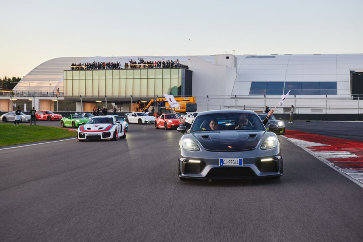 Oltre 1.000 Porsche hanno sfilato lungo i 2,5 km della pista del PEC Franciacorta