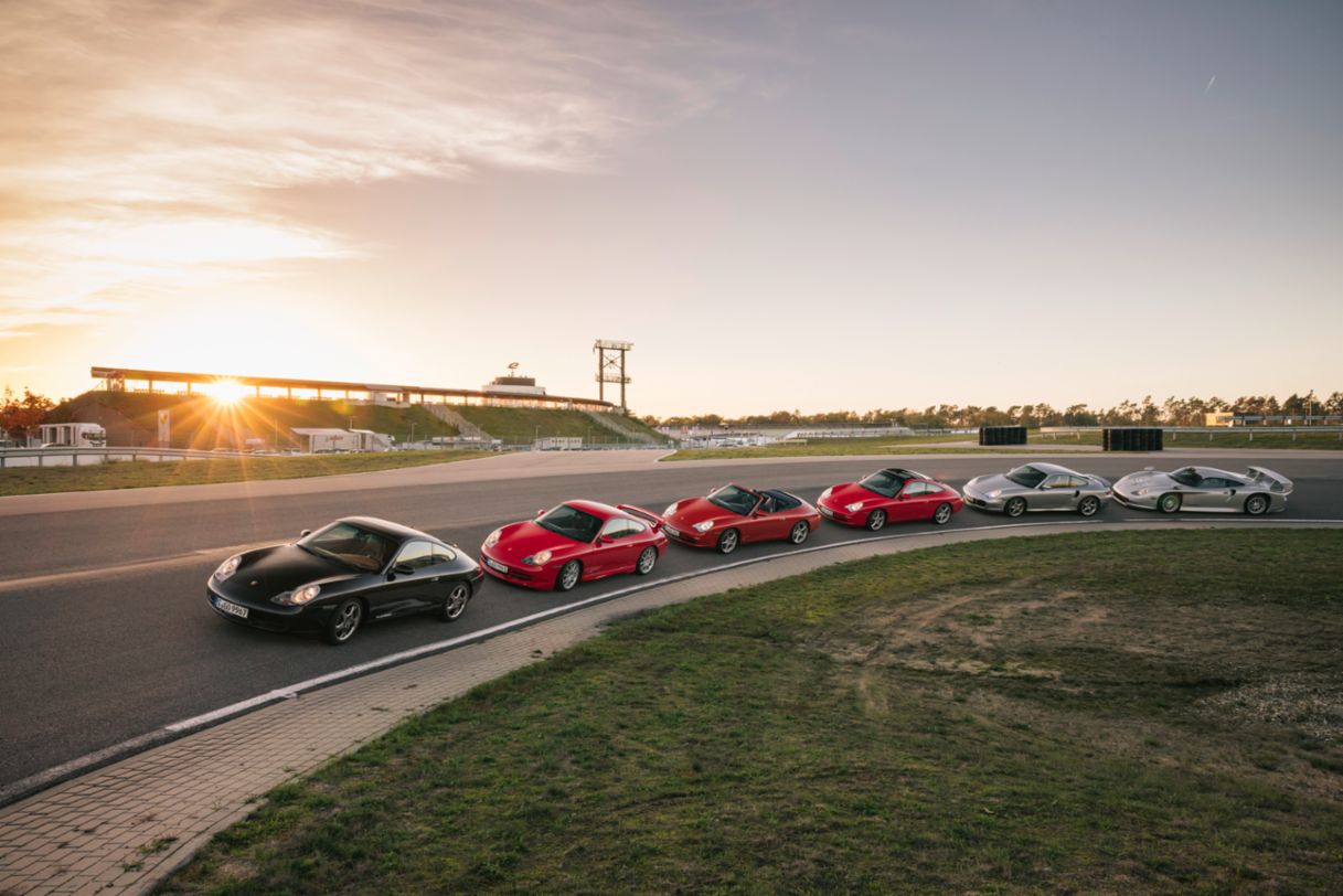 Vordere Reihe:  911 GT3 (996), 911 Turbo S Coupé (996), 911 Carrera 4 Millennium (996), 911 Carrera 4 Cabriolet (996) Hintere Reihe: 911 GT1 `98, 911 Targa (996), 911 GT3 RSR, 911 GT1 Strassenversion,  911 GT3 Cup (996)