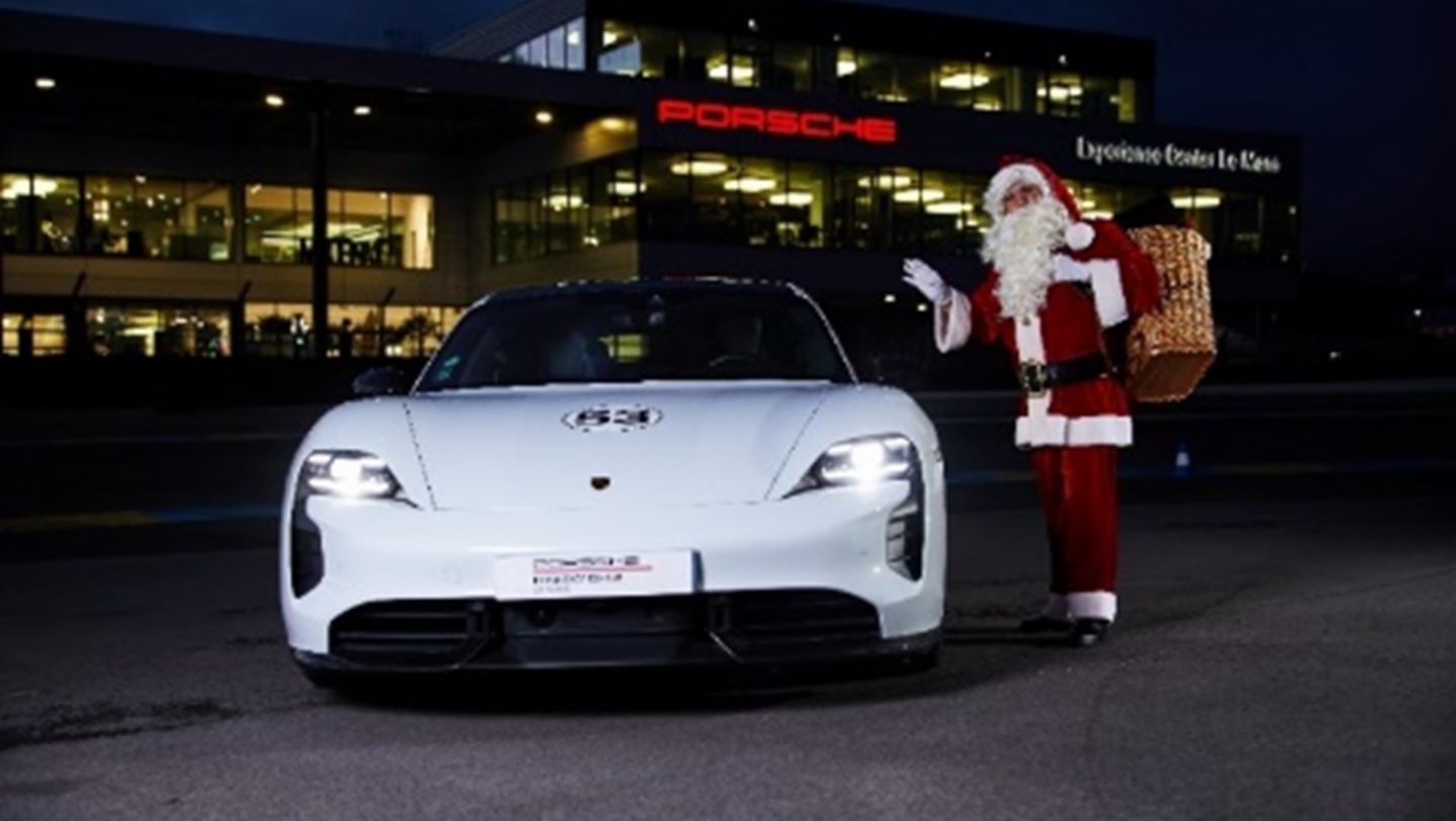 Le Père Noël en Porsche Taycan au Porsche Experience Center