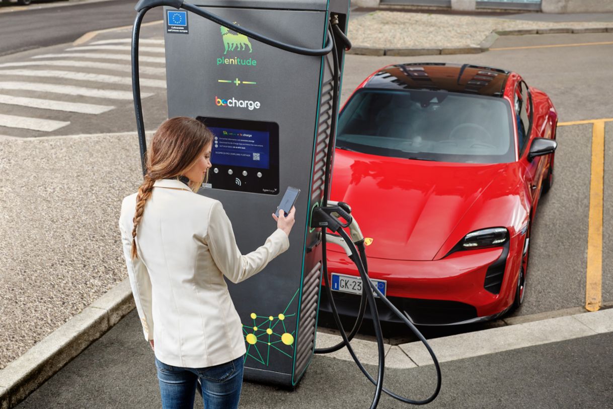 Porsche Italia e Plenitude firmano accordo di interoperabilità